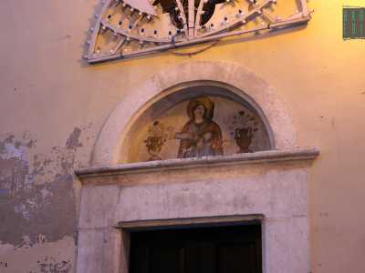 Sulla destra troviamo la piccola chiesa di Santa Lucia: il suo portone color verdone, sovrastato da una raffigurazione della Madonna e da una luminaria, viene aperto solo durante i festeggiamenti di dicembre in onore della santa